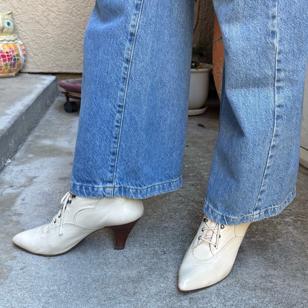 Elegant Vintage 90’s Light Cream Lace-Up Leather Women's Booties